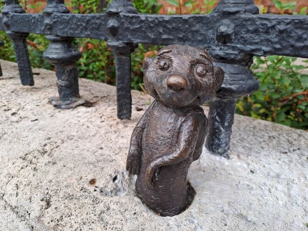 Kolodko szurikáta szobra a cukorbeteg gyermekekért