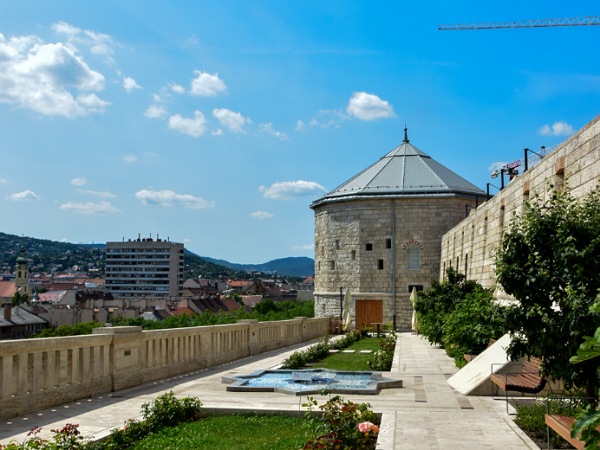  Romantikus kert a Budavári Palotanegyedben