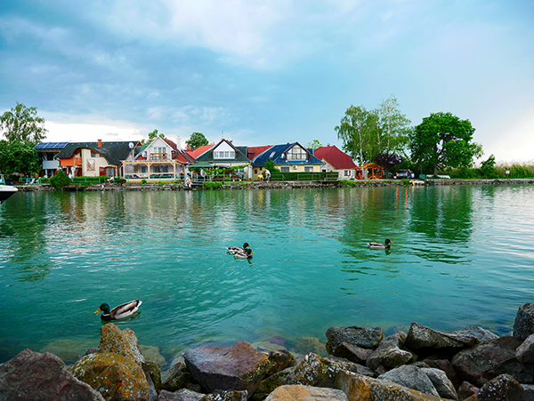 Csodás panoráma tárul elénk Fonyódon a Balaton leghosszabb mólójáról