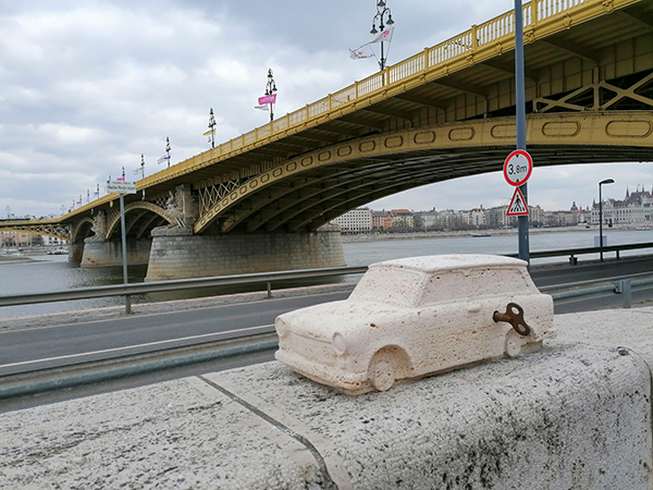 Trabant parkol a parton
