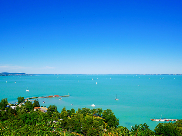 A Balaton egyik legcsodásabb panorámája Tihanyból nyílik... 